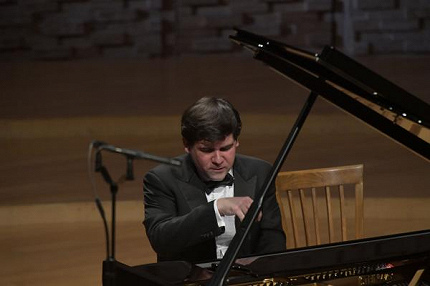 МЕЖДУ СТРАВИНСКИМ И СКРЯБИНЫМ