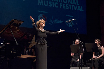 И КАК БОМБА РАЗРЫВАЕТ…