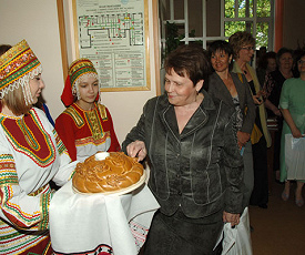 КТО КАК ЖИВЕТ, ТАК И СЛЫВЕТ 