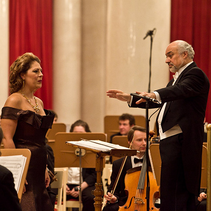 АМЕРИКАНСКАЯ ДИВА НА НЕВСКИХ БЕРЕГАХ