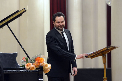 МЕЖДУ СОПРАНО И БАСОМ