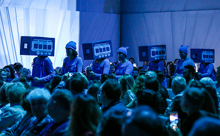 Голубой вагон бежит - качается…