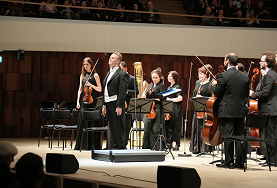 Три певца и пианист, не считая оркестра