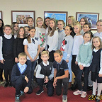 на фоне работ художников в Самарской Думе