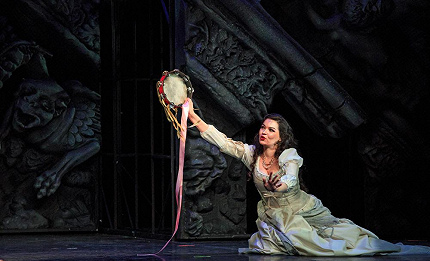 ОГОНЬ НОТР-ДАМА НА БЕРЕГУ НЕВЫ