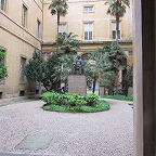 памятник Россини во внутреннем дворе консерватории