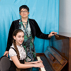 В классе фортепиано с выпускницей школы Кизилашвили Елизаветой