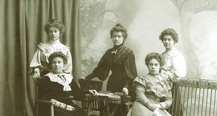 МОСКВА, АРБАТ, СОБАЧЬЯ ПЛОЩАДКА…