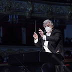 П. Доминго за дирижерским пультом. Фото Дамира Юсупова