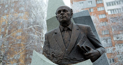 ЗВЕЗДНЫЕ ИМЕНА И ПРЕМЬЕРЫ