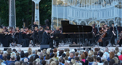 ВПЕРВЫЕ С УЧАСТИЕМ БОЛЬШОГО