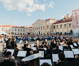 НА ФОНЕ ДВОРЦОВ И СОБОРОВ