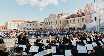 НА ФОНЕ ДВОРЦОВ И СОБОРОВ