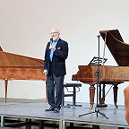 Алексей Любимов рассказывает. Фото Дмитрия Морозова.