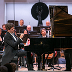 Играет Денис Мацуев. Фото предоставлено Московской филармонией