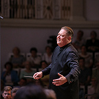 Дирижирует Александр Сладковский. Фото предоставлено Московской филармонией