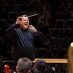 Дирижирует Александр Сладковский. Фото предоставлено пресс-службой Московской филармонии