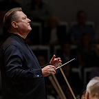 Дирижирует Александр Сладковский. Фото предоставлено пресс-службой Московской филармонии