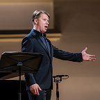 Поет Константин Шушаков. Фото предоставлено Московской филармонией