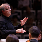 Дирижирует Александр Рудин. Фото предоставлено Московской филармонией