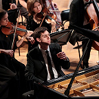 Играет Константин Хачикян. Фото Ирины Шымчак