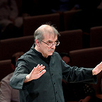 Дирижирует Александр Рудин. Фото Ирины Шымчак