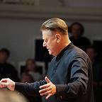 Дирижирует Александр Сладковский. Фото предоставлено Московской филармонией