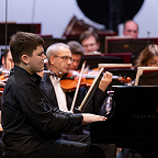 Играет Сергей Давыдченко. Фото предоставлено Московской филармонией