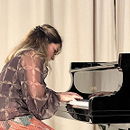 Играет Арина Лазгиян. Фото Apriori Arts-Agency