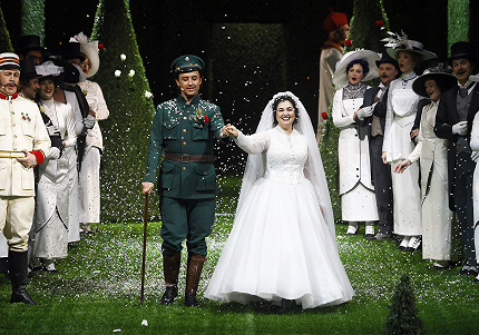 ЧТОБЫ КОСТЮМЧИК СИДЕЛ, ИЛИ ПРОЩАЙ, ОРУЖИЕ