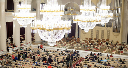 В БЕЛОМ ПЛАЩЕ С КРОВАВЫМ ПОДБОЕМ...