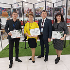 2.Слева направо: лауреат Республиканского конкурса методических работ Андреев М.В., директор школы Шумилова Н.А. – обладатель Гранта Правительства РТ лучшим работникам, 2023 г., начальник управления культуры РТ Карамиев Р.Р., лауреат Республиканского конкурса методических работ Шигапова Г.М. 