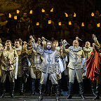 Сцена из четвертого акта. Михаил Петренко - Сен-Бри (в центре). Фото Наташи Разиной © Мариинский театр