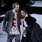 Сцена из пятого акта. Сергей Скороходов - Рауль, Мария Баянкина - Валентина. Фото Михаила Вильчука © Мариинский театр