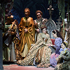 Сцена из второго акта. Айгуль Хисматуллина - Маргарита Валуа, Мария Баянкина - Валентина. Фото Михаила Вильчука © Мариинский театр