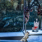 Сцена из второго акта. Сергей Скороходов - Рауль, Анастасия Калагина - Маргарита Валуа. Фото Наташи Разиной © Мариинский театр