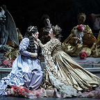 Сцена из второго акта. Ирина Чурилова - Валентина, Анастасия Калагина - Маргарита Валуа. Фото Наташи Разиной © Мариинский театр