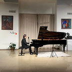 Яков Кацнельсон играет в Галерее Нико. Фото Веры Таривердиевой