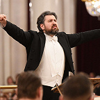 Дирижирует Дмитрий Юровский. Фото Анны Флегонтовой, С.-Петербургская филармония