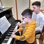 Неделя самоуправления - урок фортепиано проводит учащийся 6 класса Махорин Кирилл.