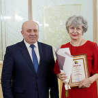 Мэр города С.А. Кравчук награждает Чертинову И.Л. - победителя конкруса Лучший преподаватель