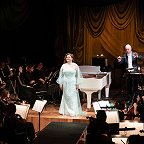 Светлана Создателева, Михаил Егиазарьян и оркестр Геликон-оперы. Фото Антона Дубровского