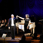 Михаил Егиазарьян, Наталья Загоринская и музыканты оркестра Геликон-оперы. Фото Антона Дубровского