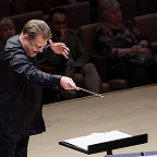 Дирижирует Александр Сладковский. Фото Лилии Ольховой предоставлено МКЗ Зарядье