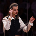 Дирижирует Филипп Чижевский. Фото предоставлено Московской филармонией