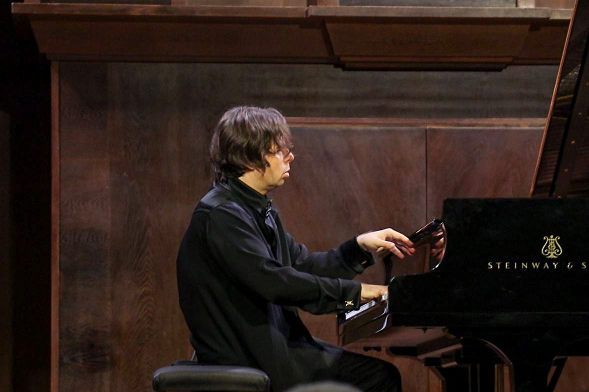 Играет Яков Кацнельсон. Фото Ирины Шымчак