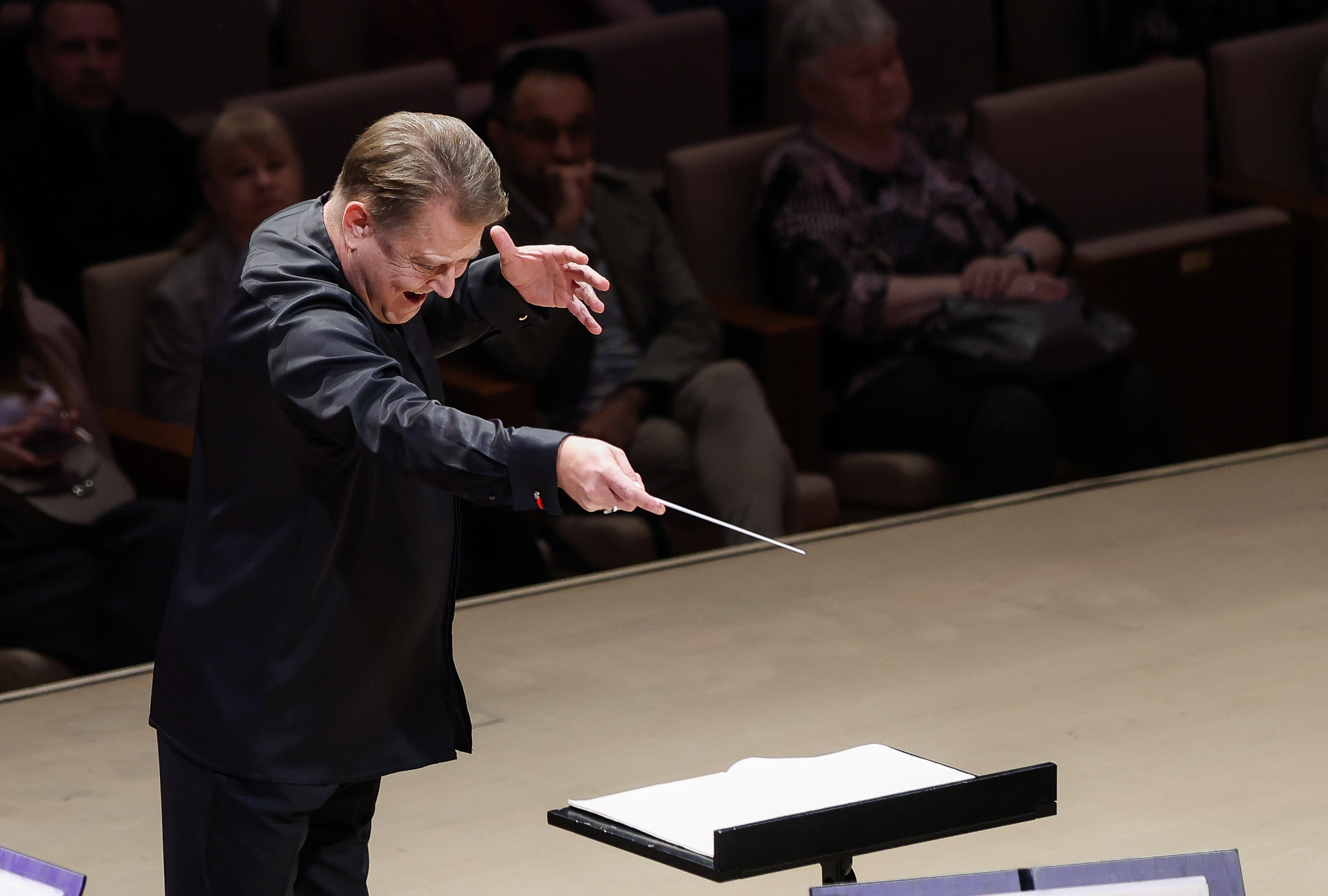  Дирижирует Александр Сладковский. Фото Лилии Ольховой предоставлено МКЗ Зарядье