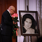 Андрей Архипов у портрета бабушки. Фото Дениса Рылова. ©Московская консерватория