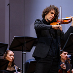 Играет Илья Мовчан. Фото предоставлено пресс-службой Московской филармонии