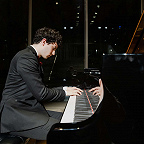 Играет Джакомо Менегарди. Фото Ани Тодич ©Дом Культуры «ГЭС-2»